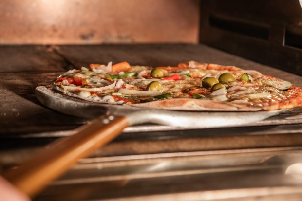 Preparació de pizza artesana a Banyoles